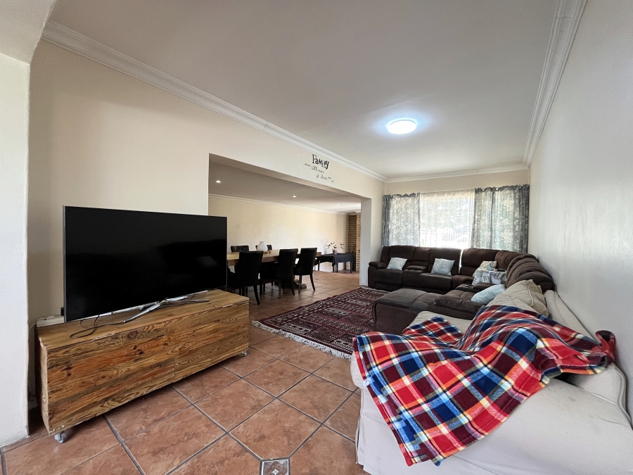 To Let 5 Bedroom Property for Rent in Soneike Western Cape